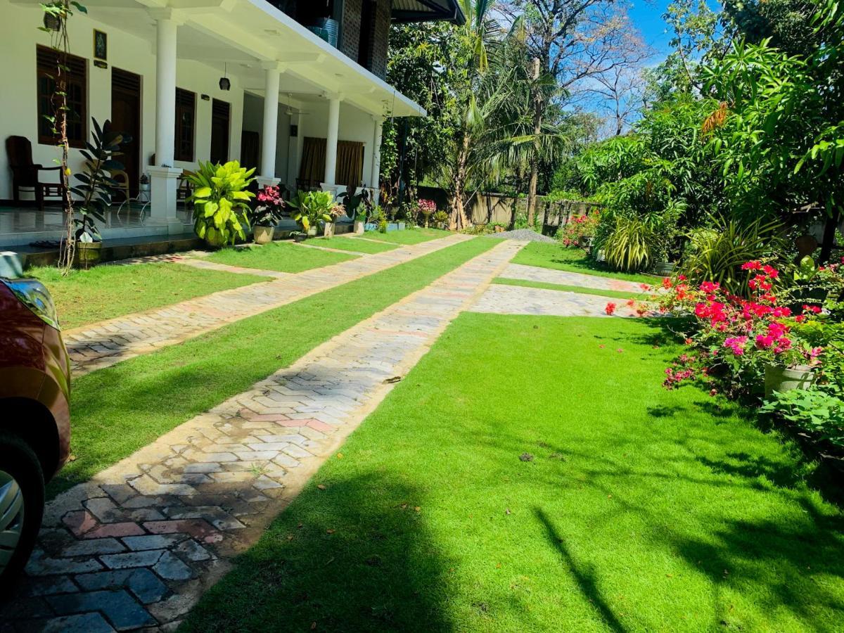 Geethani Tourist Home Polonnaruwa Eksteriør billede